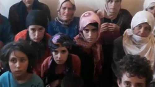 un grupo de rehenes secuestrados por Daesh Daesh ejecuta a una rehén siria secuestrada en Al Sweida